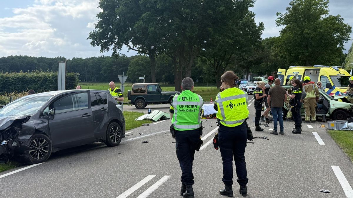 Bestuurder raakt bekneld bij ongeval in Kessel: meerdere gewonden