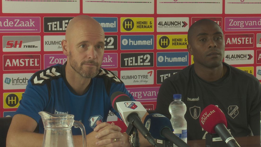Coach Erik Ten Hag en speler Edson Braafheid tijdens de persconferentie, gistermiddag in Utrecht.