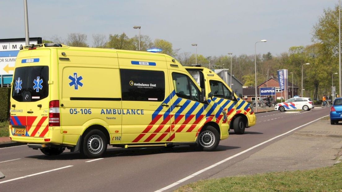 Vrachtwagen en fietser botsen tegen elkaar