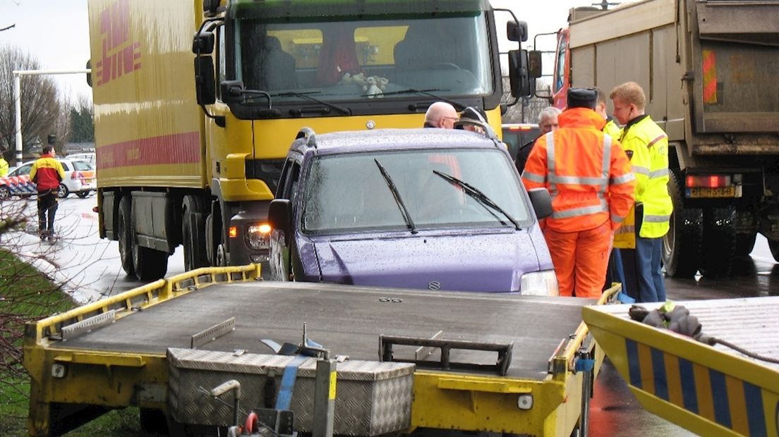 Kettingbotsing na losraken aanhangwagen