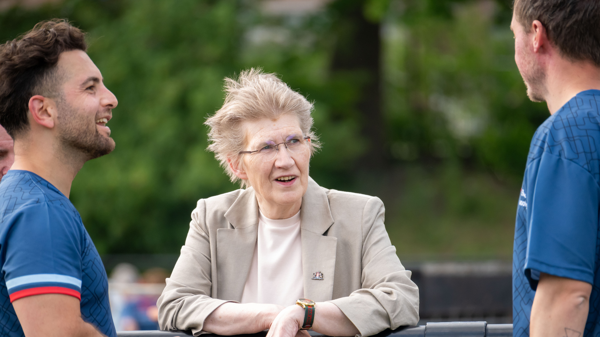 Linda Boot (m) in gesprek met collega's tijdens de sportdag.