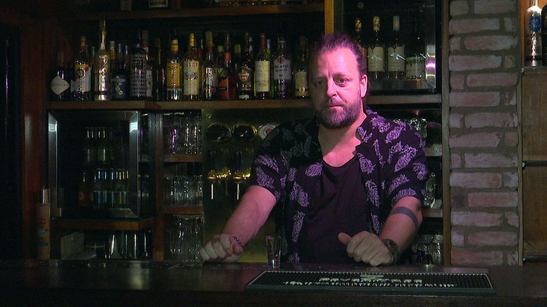 Arjan op zijn geliefde werkplek achter de bar