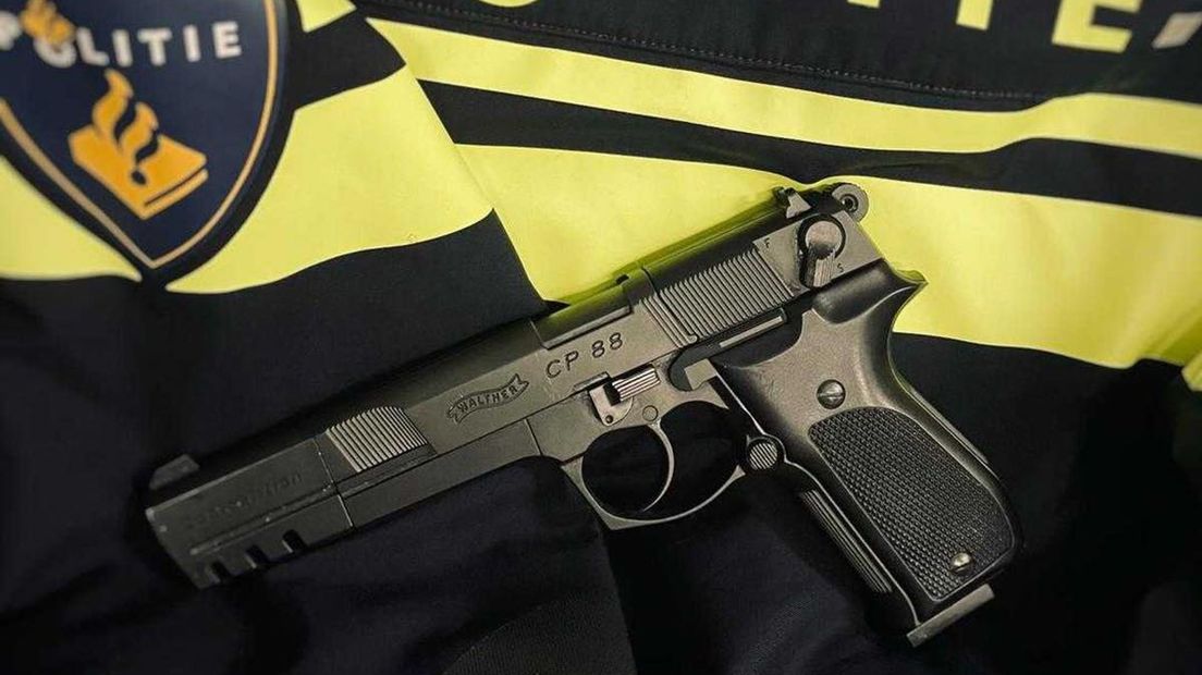 Man aangehouden die wapen op kinderen richt