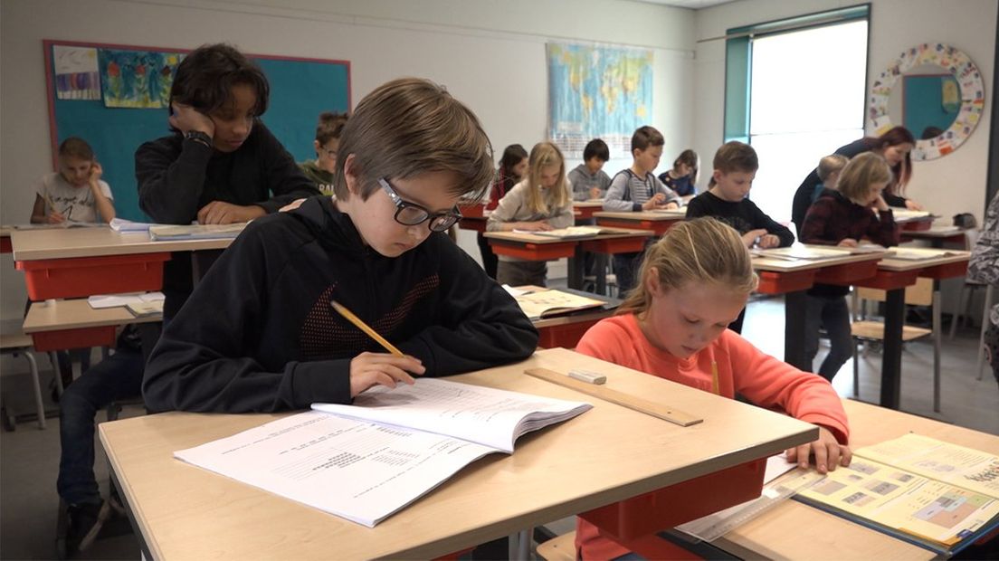 De Lorentzschool in Leiden is een experiment gestart met verstelbare tafels