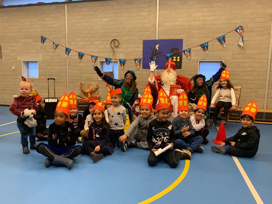 Sint en zijn pieten komen langs op CBS Mozaïek in Rotterdam-West