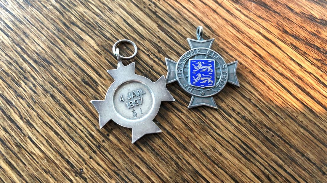 De Elfstedentochtkruisjes uit 1986 en 1997 van Gerard Kokhuis
