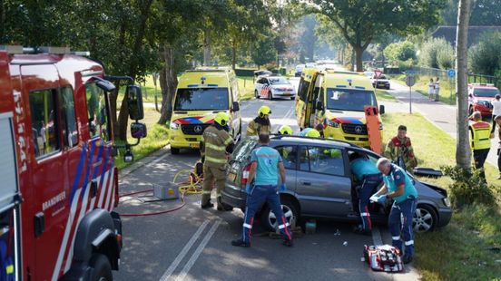 Veel ongelukken • auto knalt op boom. Veel ongelukken • auto knalt op boom.