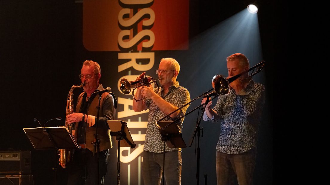 De blazerssectie van Erwin Java's Travel party