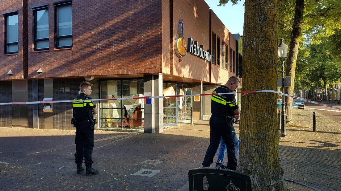 In Lunteren is in de vroege ochtend van donderdag een plofkraak geweest. Doelwit was de Rabobank aan de Dorpsstraat.