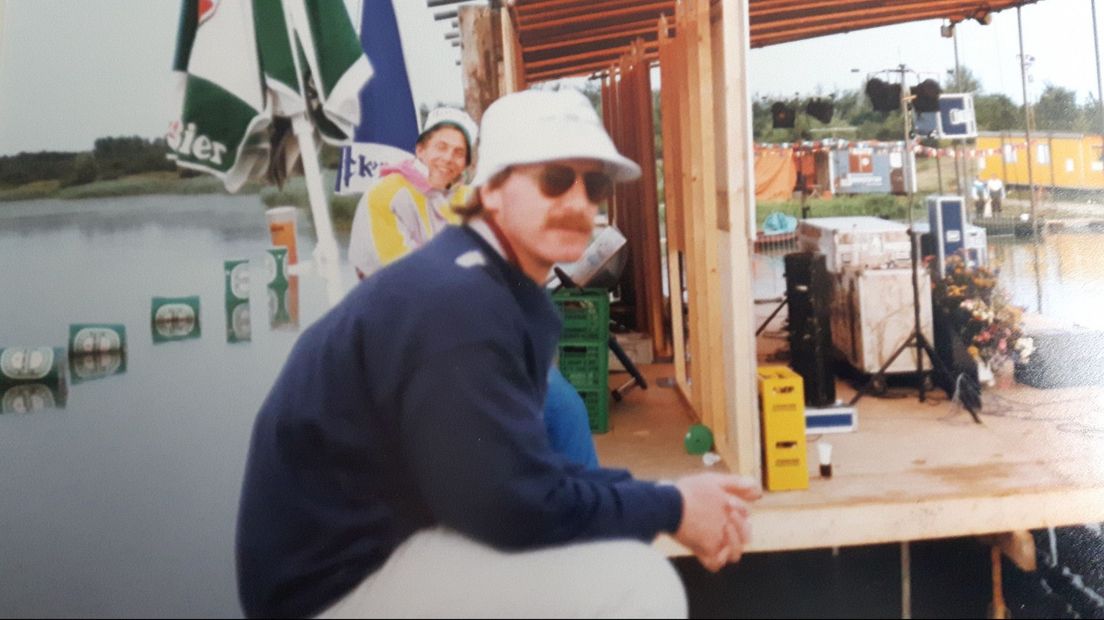 Kees van Niekerk zittend op een paal in 1989 | Eigen foto