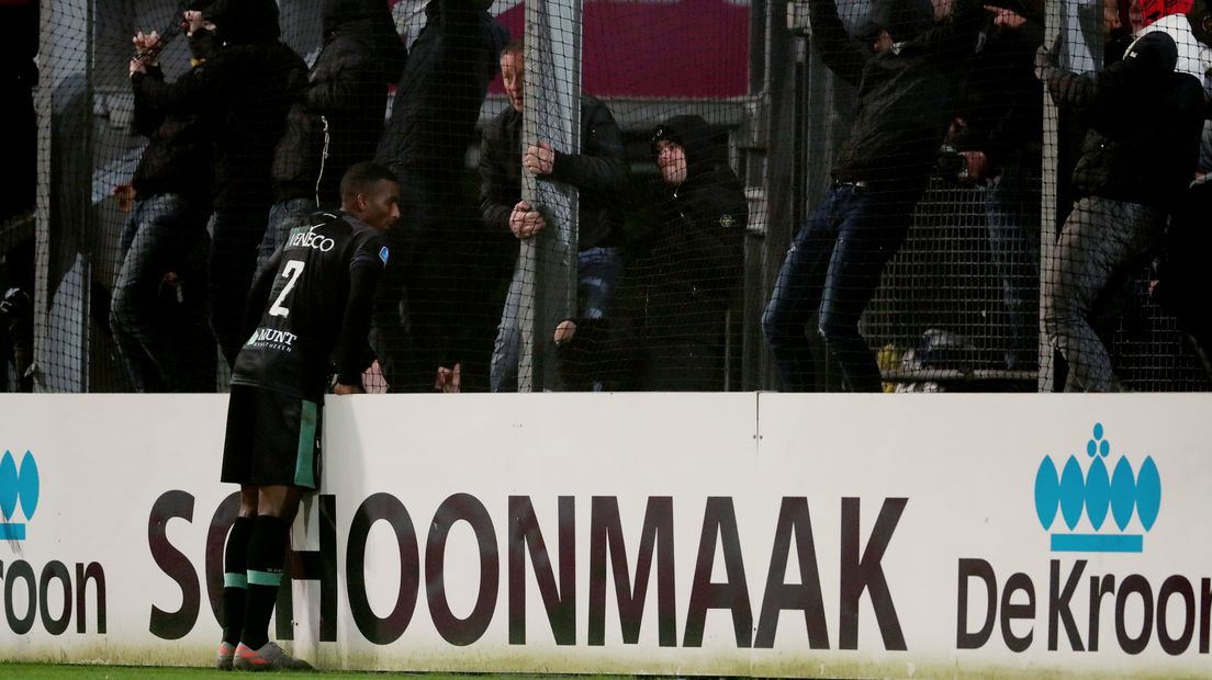 ADO-speler Dion Malone probeerde de supporters in het stadion tot bedaren te brengen