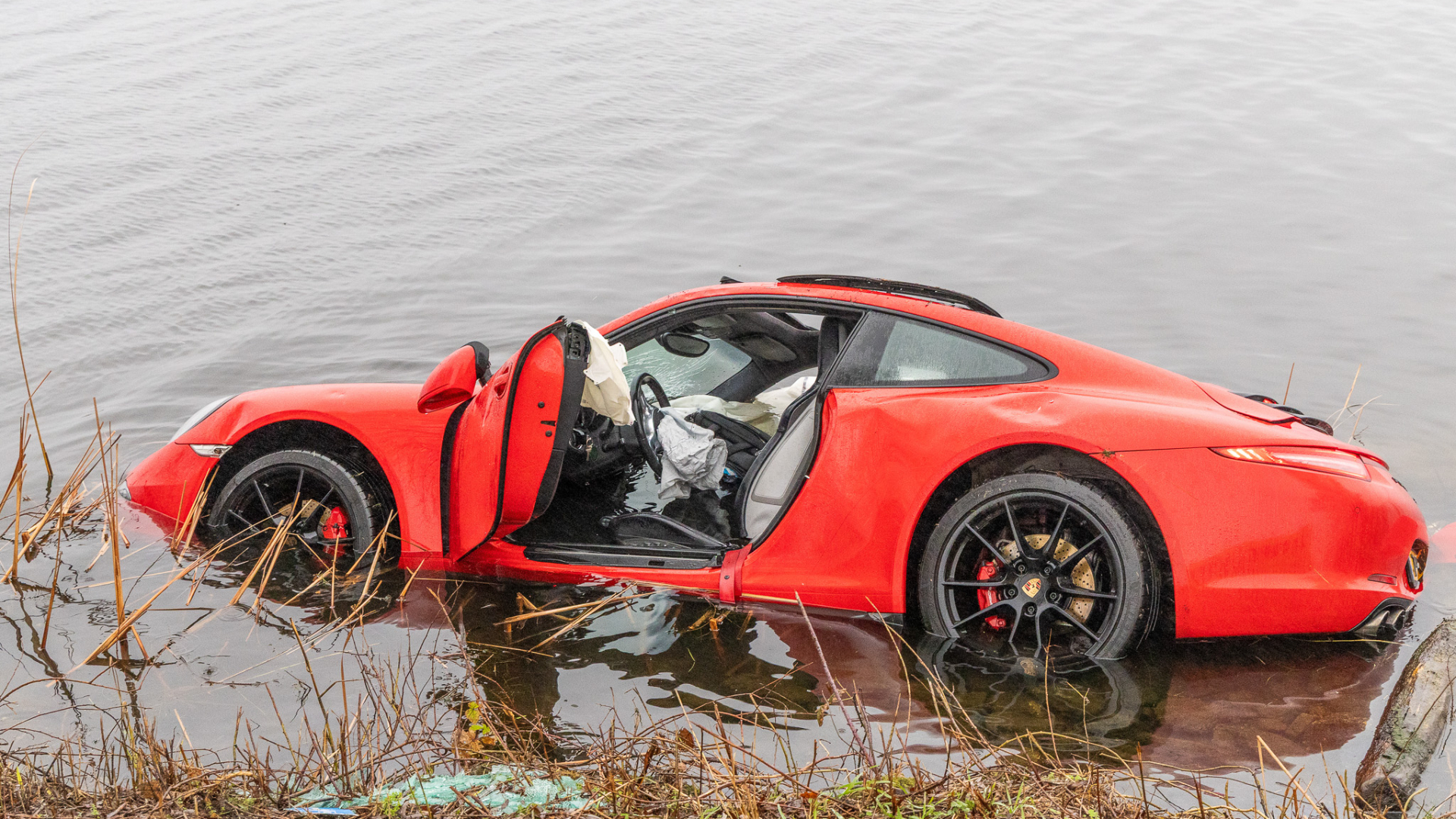 Porsche te water na botsing met busje