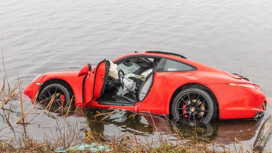 Porsche te water na botsing met busje. Porsche te water na botsing met busje.