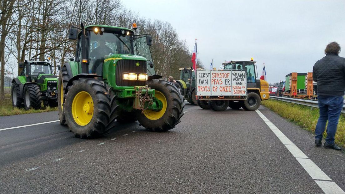 Boeren blokkeren de weg tijdens de acties van de bouwers en boeren