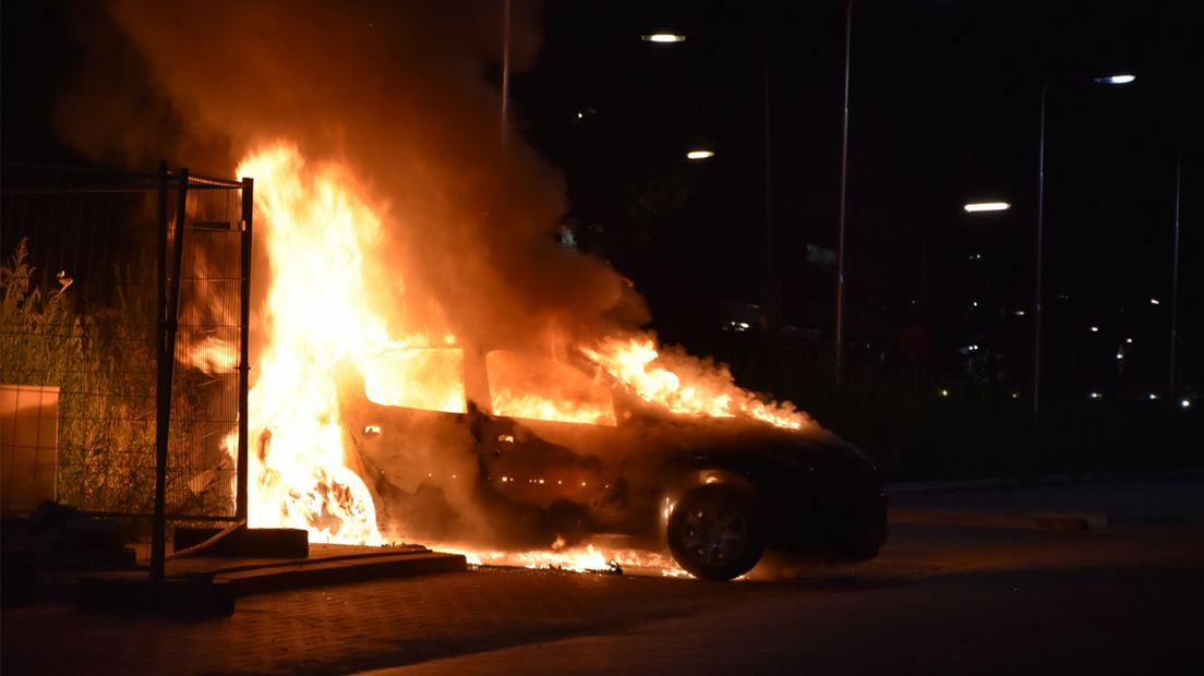 Auto in vlammen op de Sportlaan in Gouda.