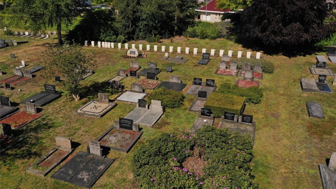 De graven in Schoonebeek worden voorzien van een foto (Rechten: RTV Drenthe)