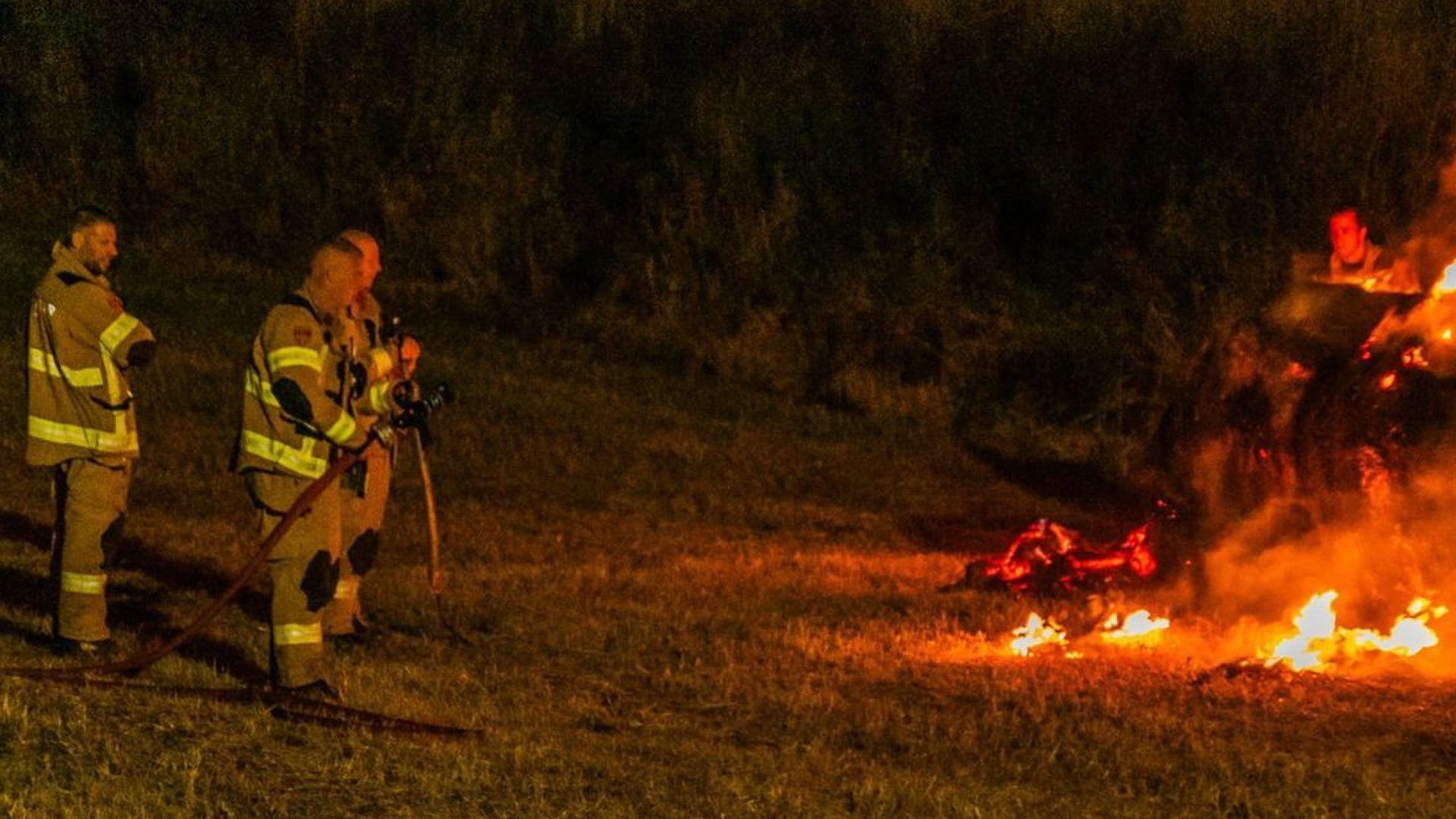 Hooibalen aan de Waaldijk in vlammen op