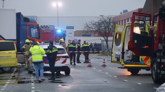 Dodelijk ongeluk op veilingterrein. Dodelijk ongeluk op veilingterrein.