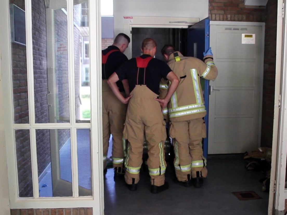 De man moest door de brandweer uit de liftschacht worden bevrijd