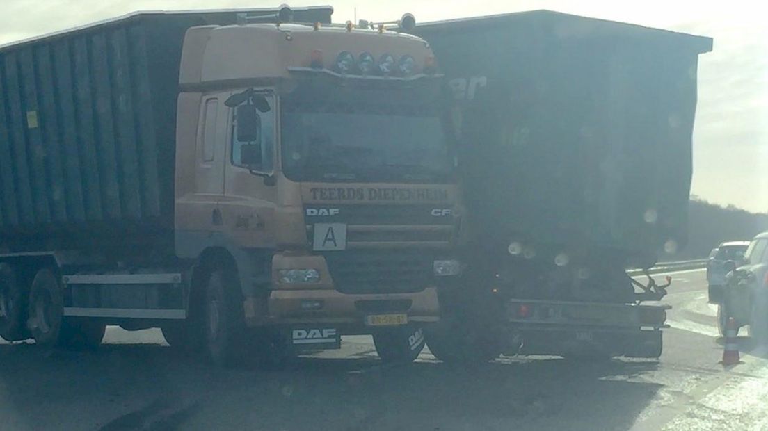 Geschaarde vrachtwagen zorgt voor file op A35