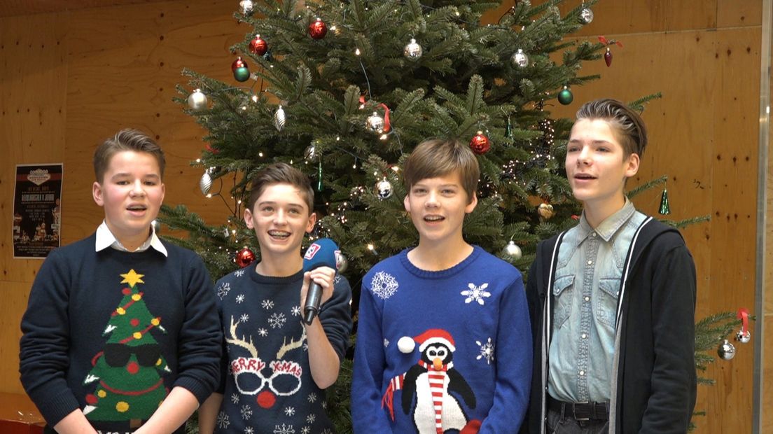 Derck Eijken, Lukas van Beelen, Djoi Pompe en Abe Zandbergen hopen een kersthit te scoren