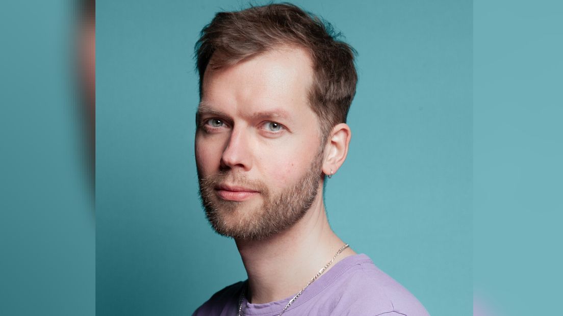 Albert Meijer brengt het nummer 'Bosk' ten gehore