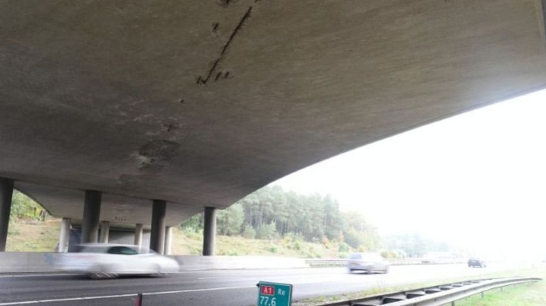 Viaduct Hoog Burel over de A1 bij Apeldoorn.