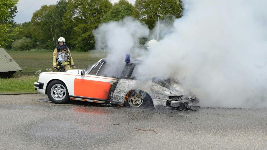 Oude Porsche van de Rijkspolitie in brand in Enschede