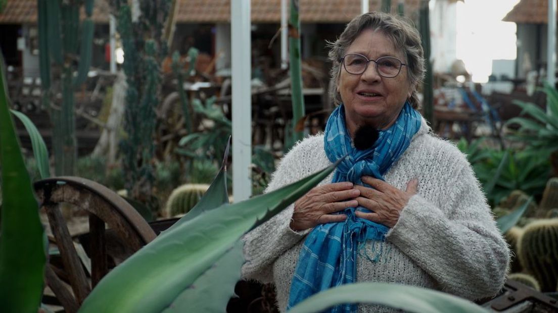 Anny bij haar cactussen in Burgers' Zoo