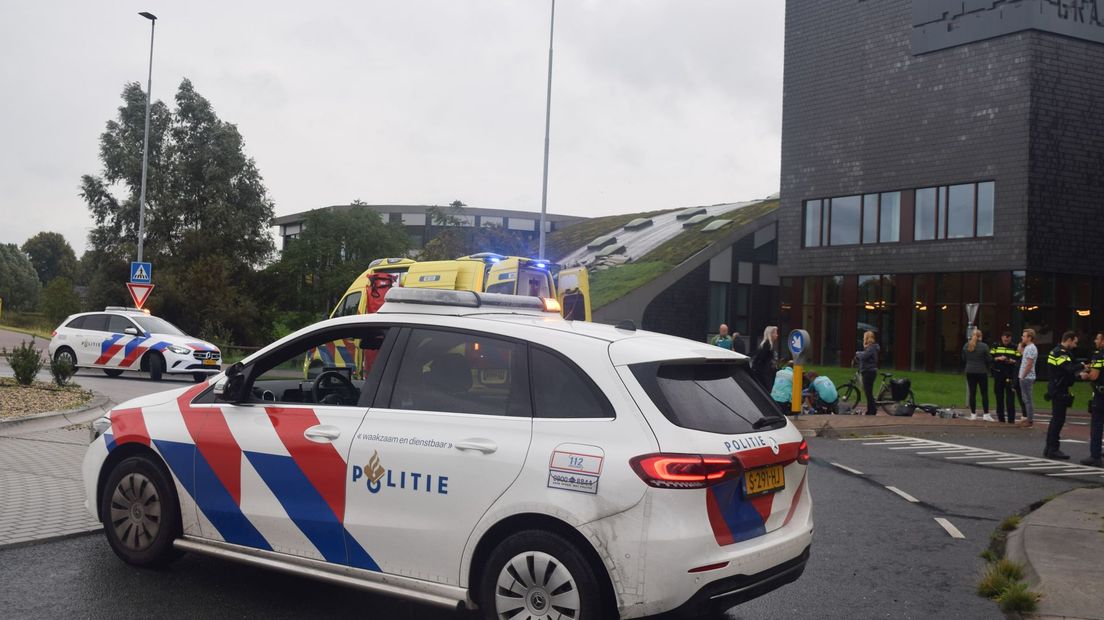 Het ongeluk gebeurde op de rotonde bij het Zaagmolenpad in Doetinchem.