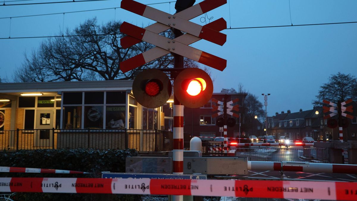 112 Nieuws: Geen treinen na incident Almelo De Riet | Bonnenregen op A28