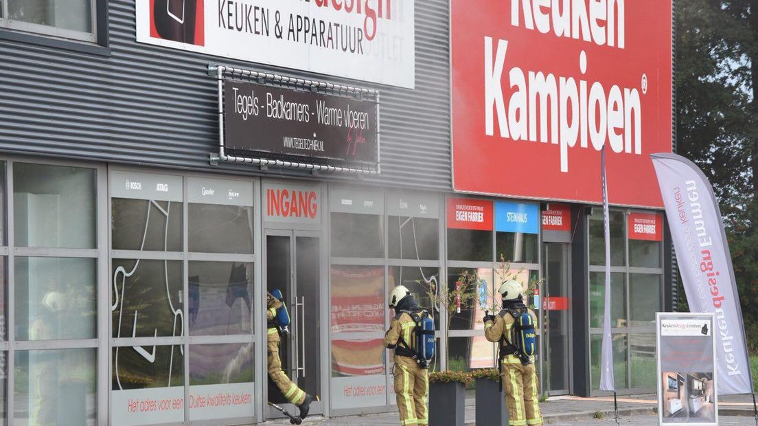 Brandweerlieden gaan het bedrijfspand in (Rechten: De Vries Media)