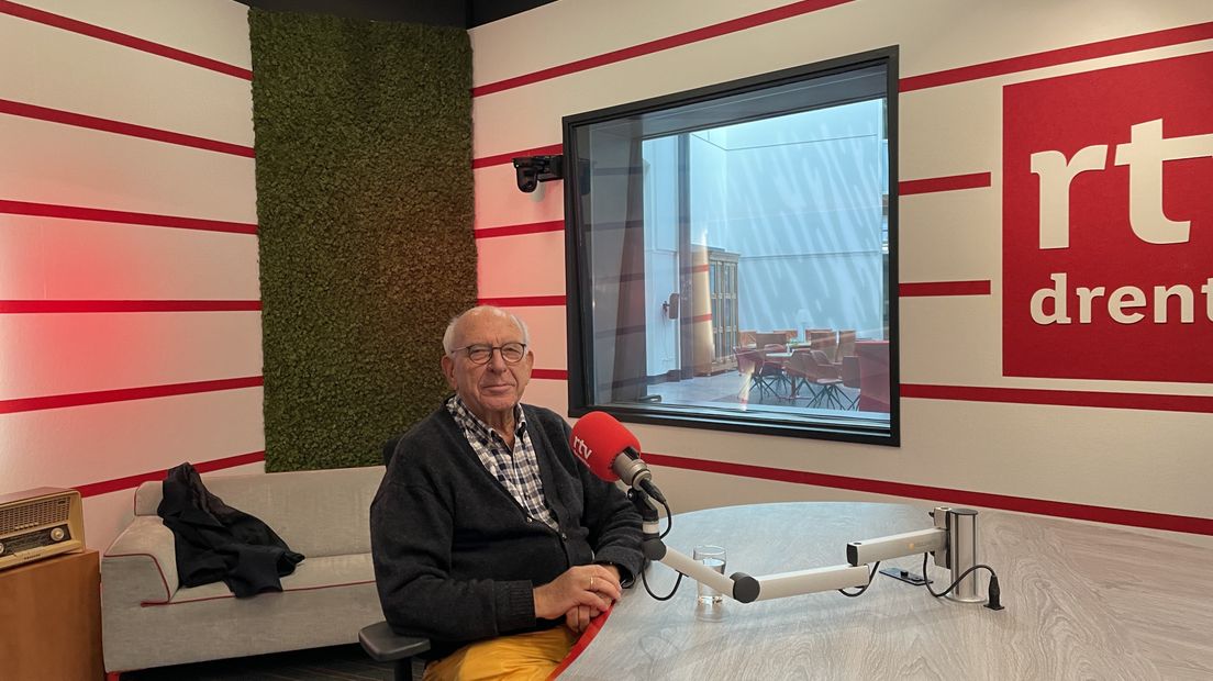 Nico Uppelschoten (PVV) aan tafel bij het Radio Drenthe-programma Cassata