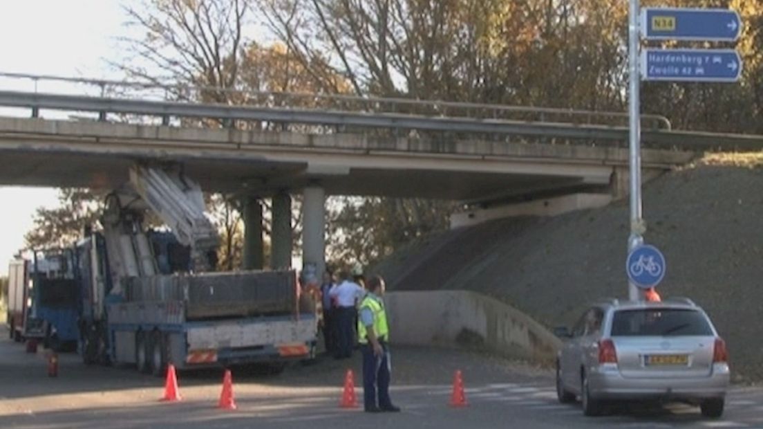 Vrachtwagen klem onder viaduct N34