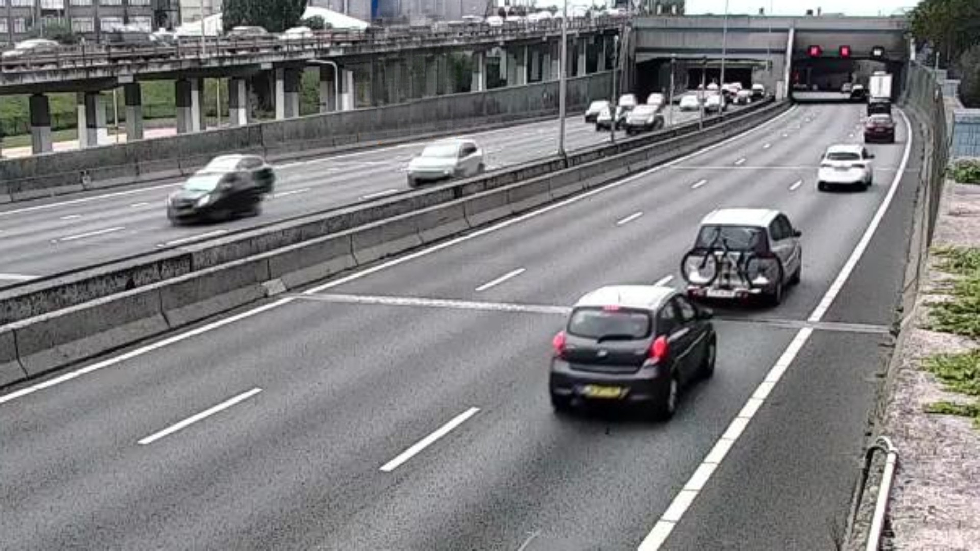 De afsluiting zorgt voor veel file; de vertraging liep al op tot ruim een uur.
