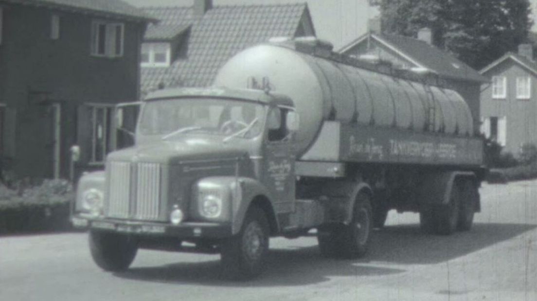 Een tankwagen van de firma De Jong - still uit de film