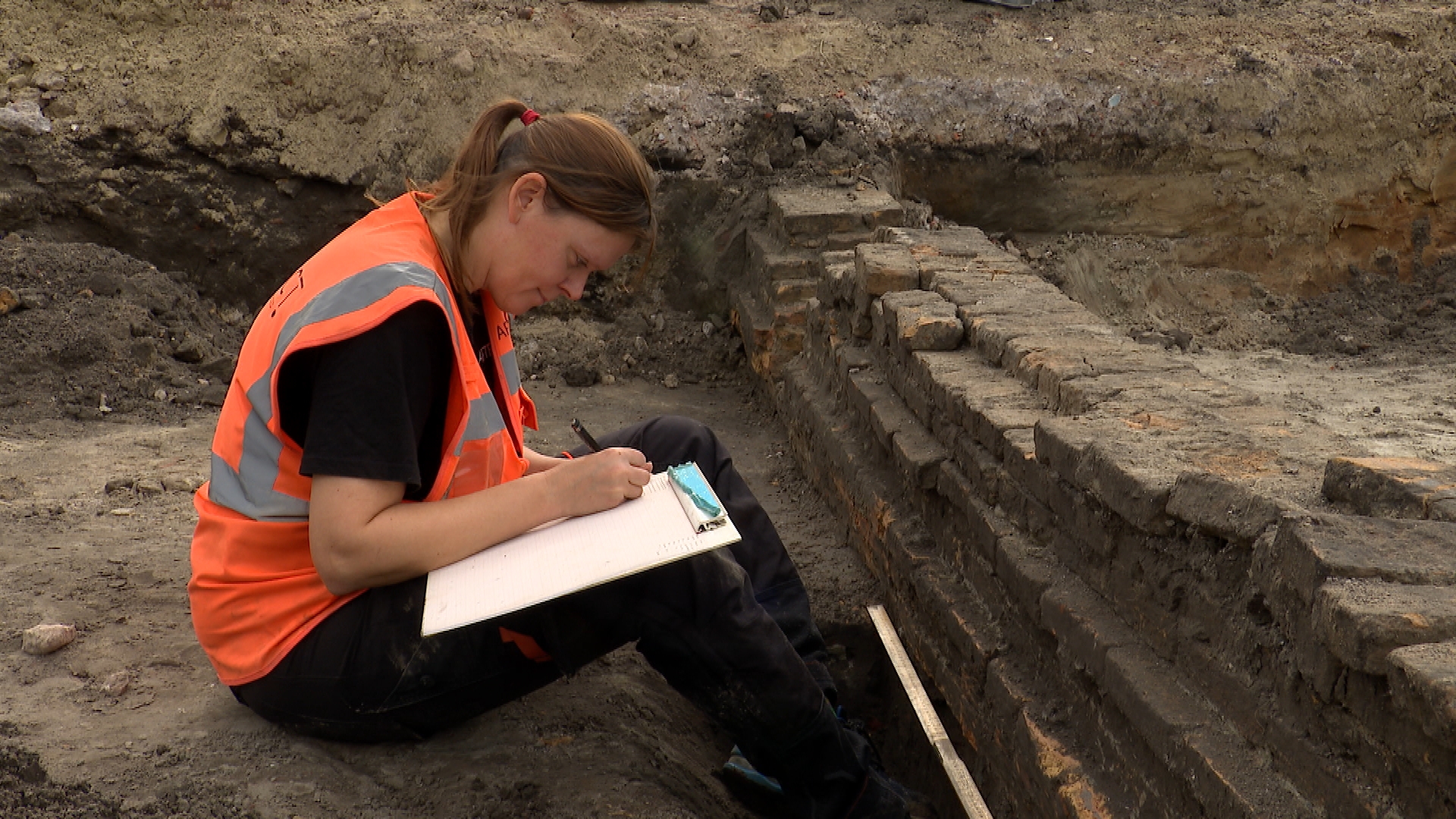 Juanita Kiburg tijdens archeologisch onderzoek van de oude muur