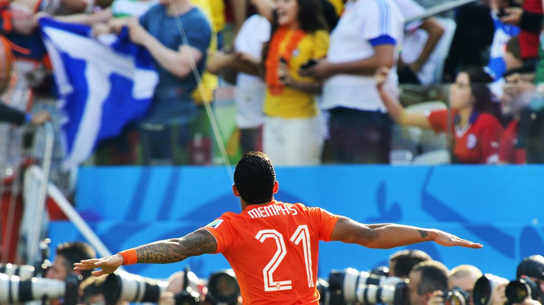 Memphis Depay juicht na zijn tweede WK-doelpunt, tegen Chili.