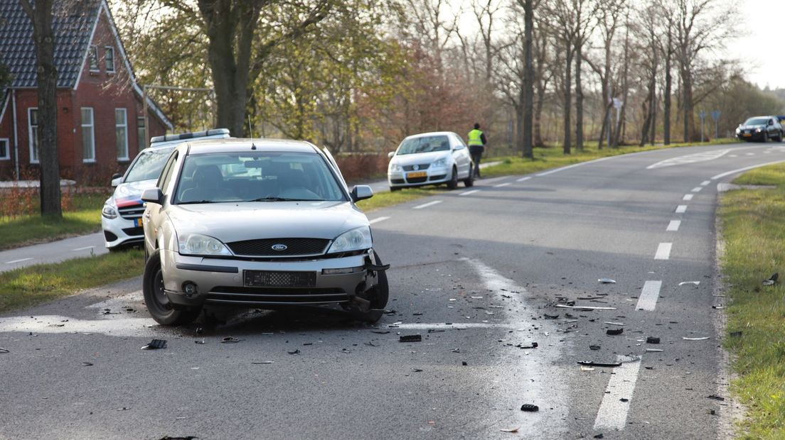 De auto's botsten op elkaar op de N373