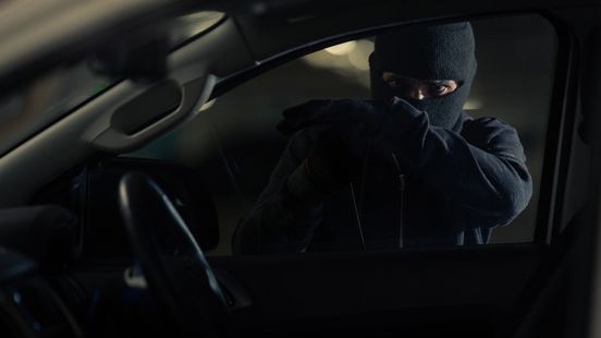 Man springt uit auto tijdens gijzeling en wordt aangereden door volgauto. Man springt uit auto tijdens gijzeling en wordt aangereden door volgauto.