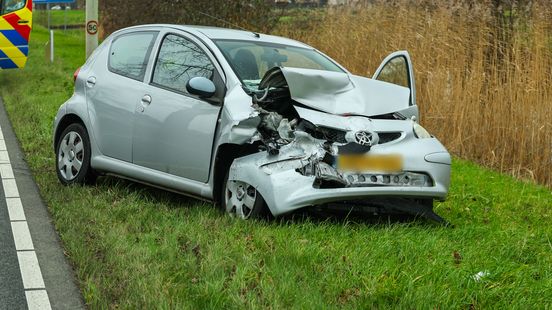 Gewonde bij kop-staartbotsing tussen twee autos. Gewonde bij kop-staartbotsing tussen twee autos.