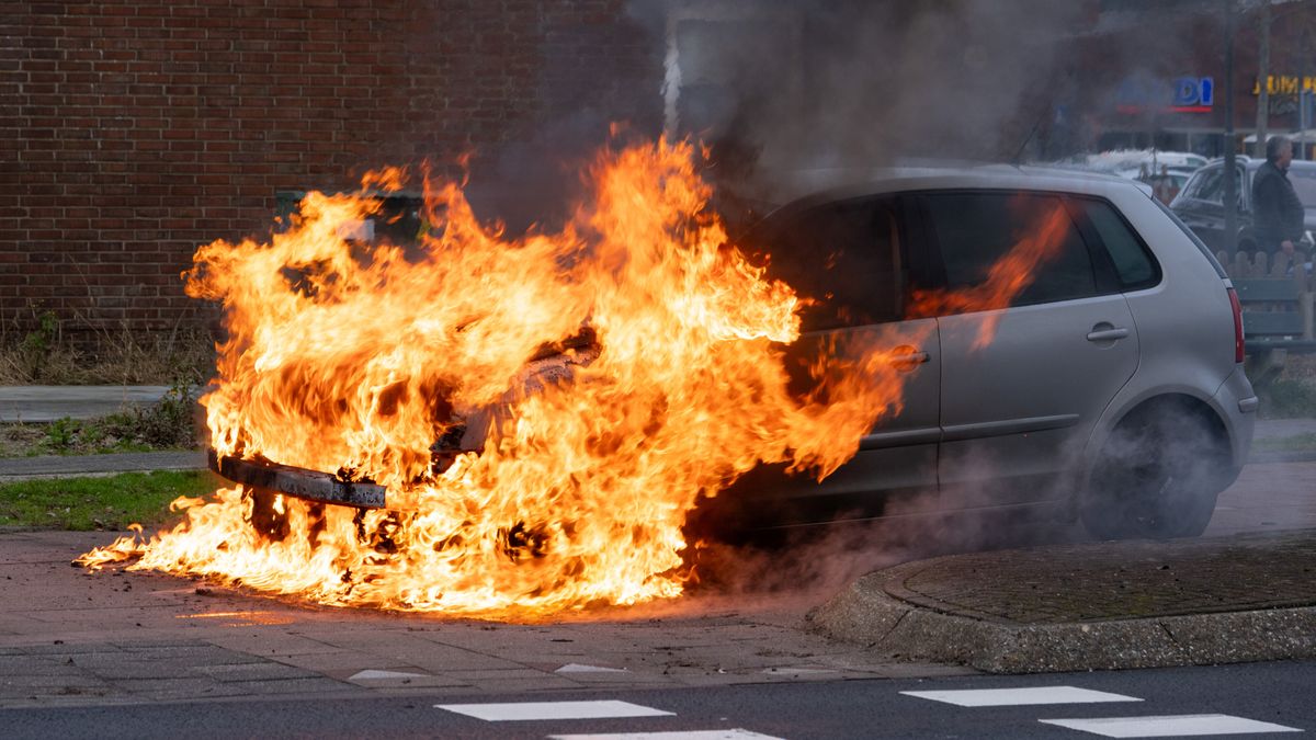Auto vliegt tijdens het rijden in brand op rotonde in Heerenveen