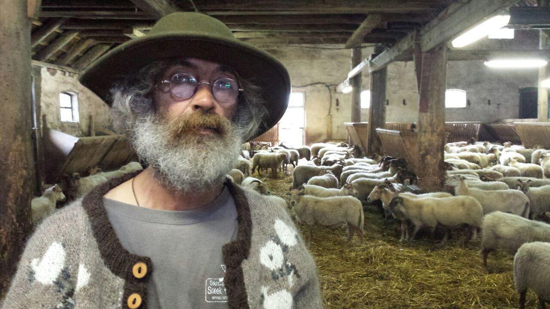 De vorige herder van de kudde in Exloo, Jos Robroek (archieffoto RTV Drenthe)