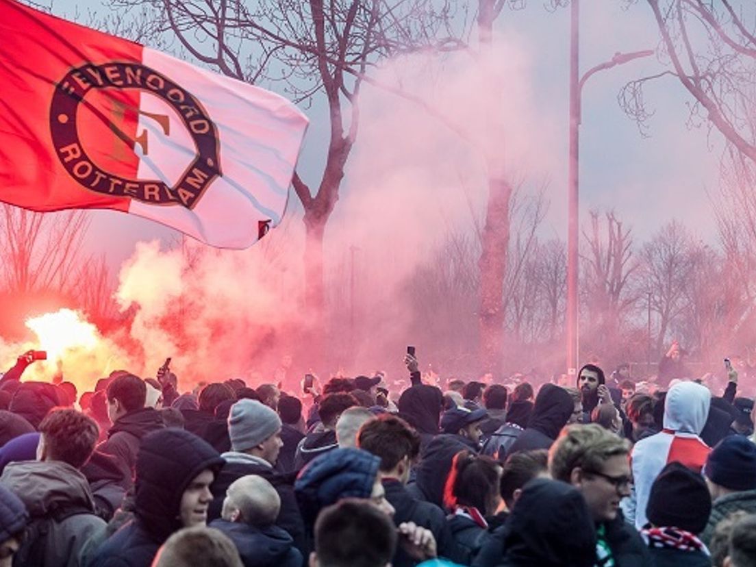 De supporters wachten op de komst van de spelersbus van Feyenoord