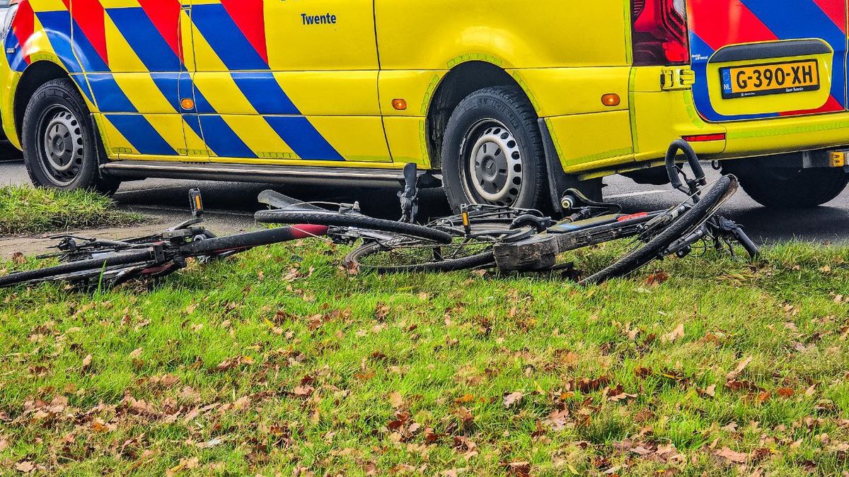 Twee fietsers gewond na ongeval op Oldenzaalsestraat Hengelo