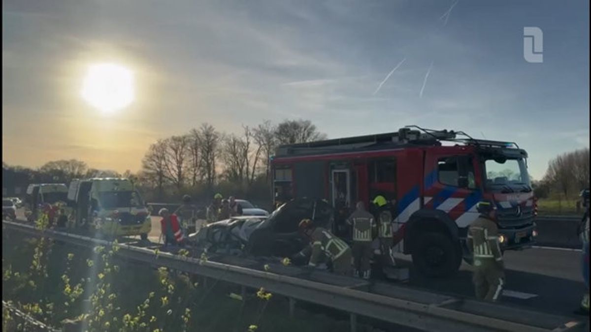 Aanrijding tussen vrachtwagen en personenauto op A67 bij Maasbree: half uur vertraging