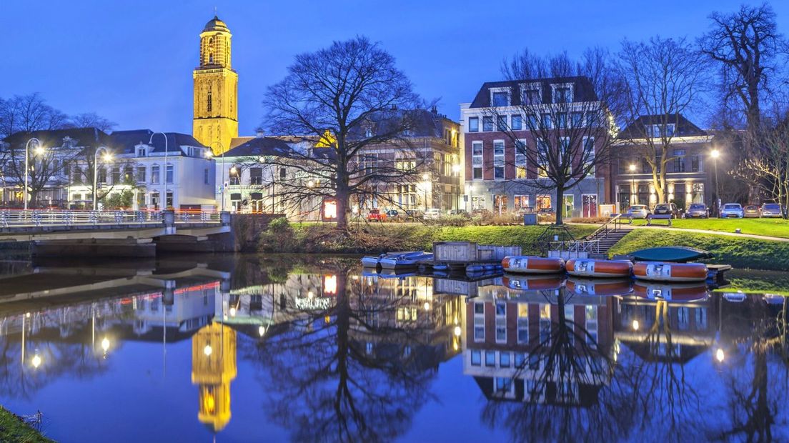 Bij een avondklok mag je 's avonds niet meer op straat komen, bijvoorbeeld in Zwolle