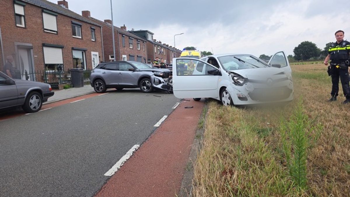 Frontale aanrijding tussen twee auto's in Belfeld, twee gewonden naar ziekenhuis