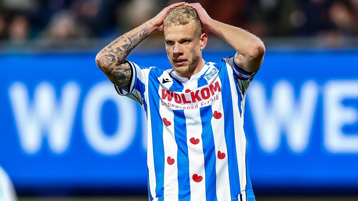 Middenvelder Luuk Brouwers van sc Heerenveen staat voor vertrek naar Cyprus