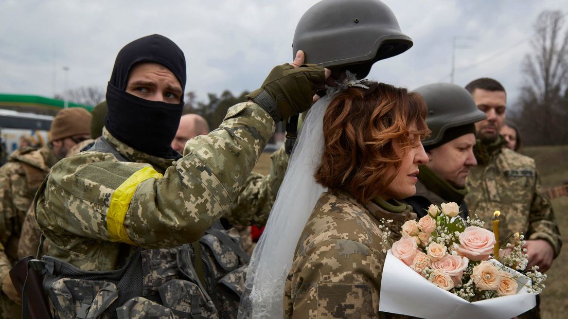 Een Oekraïens stel trouwt tijdens de oorlog